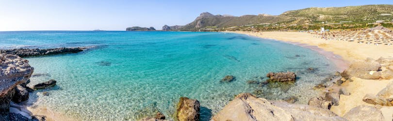 Vista della spiaggia di Falasarna, a Creta, una destinazione popolare per i tour in barca. 