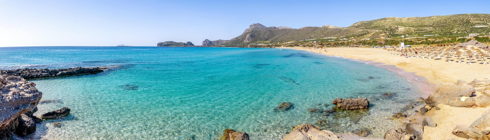 Vista de la playa de Falasarna, Creta, un destino popular para las excursiones en barco. 