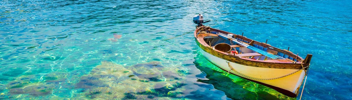 Boat-trips-fetovaia_SEM-Resort-Hero A boat is floating in the clear waters of fetovaia which is a popular destination for boat trips.