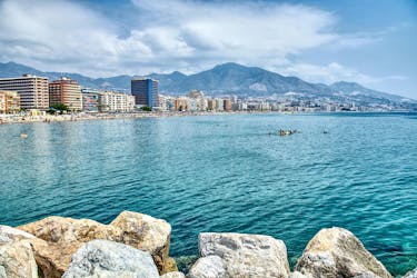 Vista de la costa de Fuengirola, Málaga, un popular destino de vacaciones para deportes acuáticos y paseos en barco.