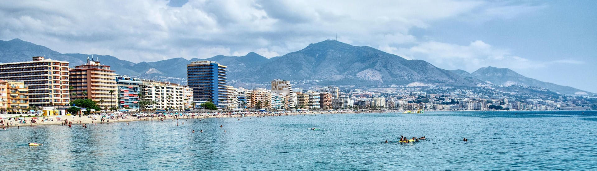 Vista della costa di Fuengirola, Málaga, una destinazione turistica popolare per gli sport acquatici e le gite in barca.