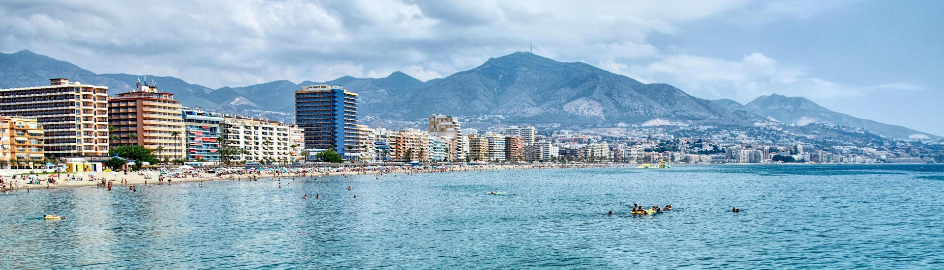Blick auf die Küste von Fuengirola, Málaga, einem beliebten Urlaubsziel für Wassersport und Bootsfahrten.