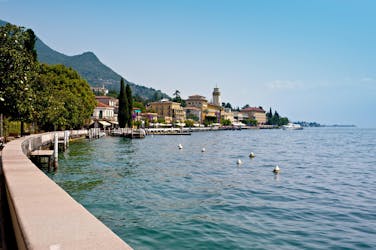 De stad Gardone Riviera langs het Gardameer in Italië.