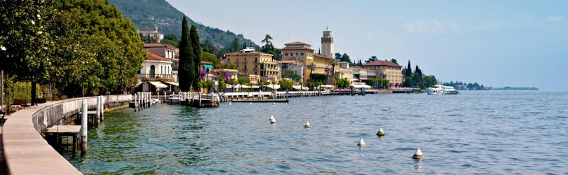Die Stadt Gardone Riviera am Gardasee in Italien.