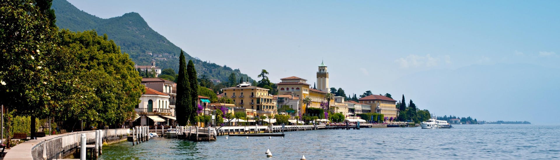 Die Stadt Gardone Riviera am Gardasee in Italien.