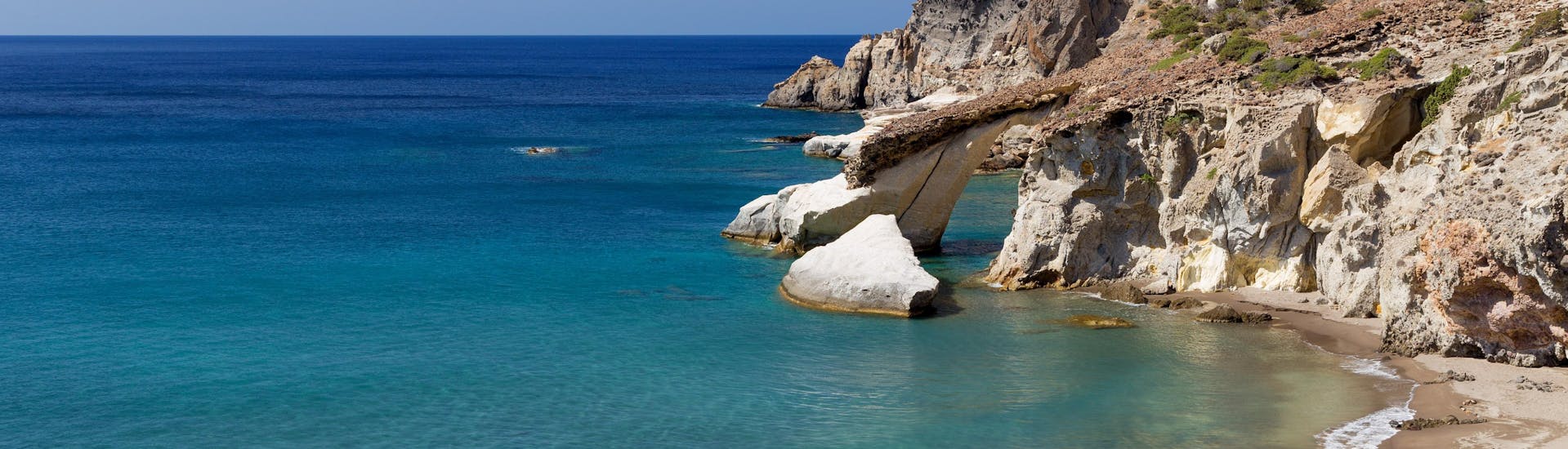 Vista de la hermosa playa de Gerontas, que podrá descubrir durante un paseo en barco por la isla de Milos.