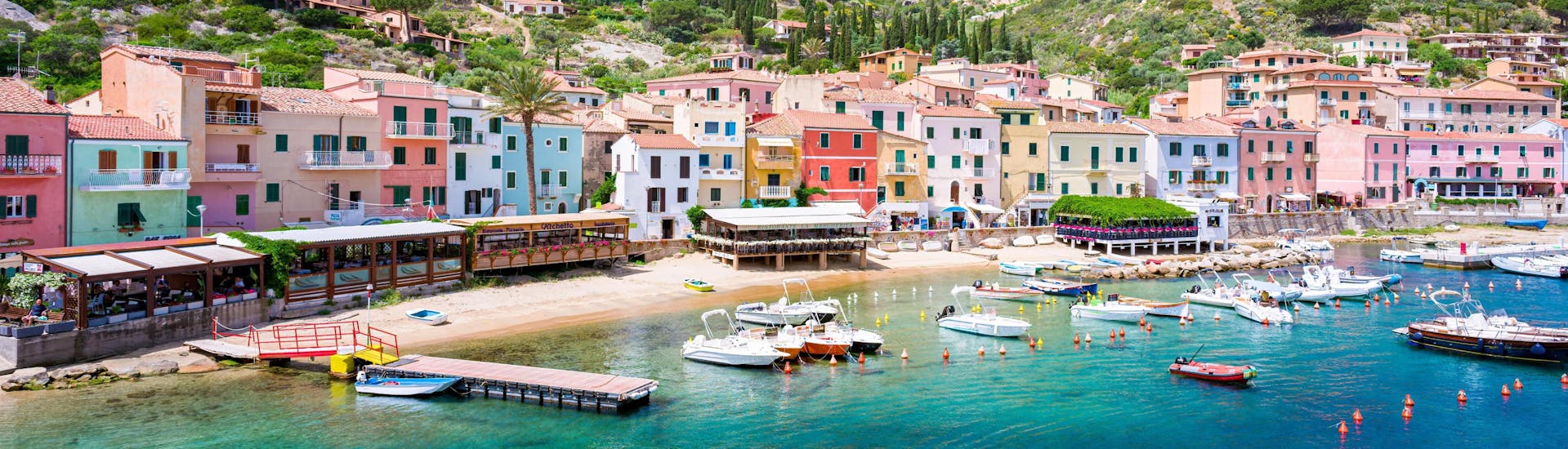 Blick auf den Hafen von Giglio, einem wunderschönen Ort, den Sie während einer Bootstour zum Toskanischen Archipel besuchen können.