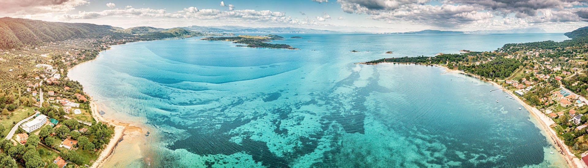Vista panorámica aérea de la laguna azul celeste y la bahía paradisíaca con majestuosos dibujos sobre una plataforma marina.