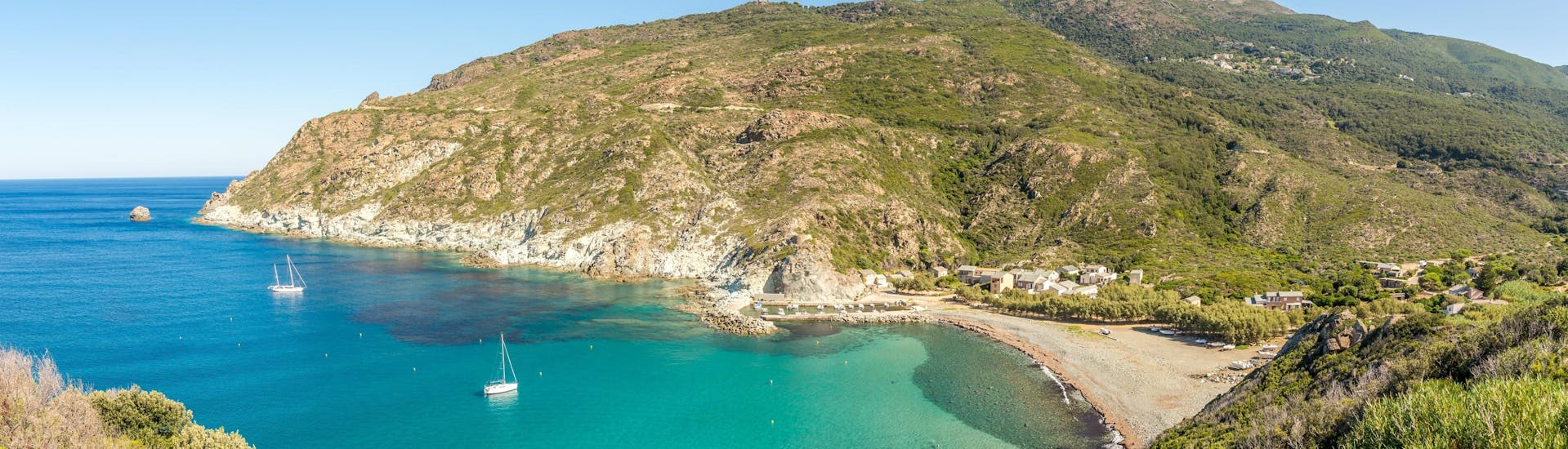 Vue panoramique sur la côte sauvage de la Haute-Corse, un endroit merveilleux à explorer avec une excursion en bateau. 