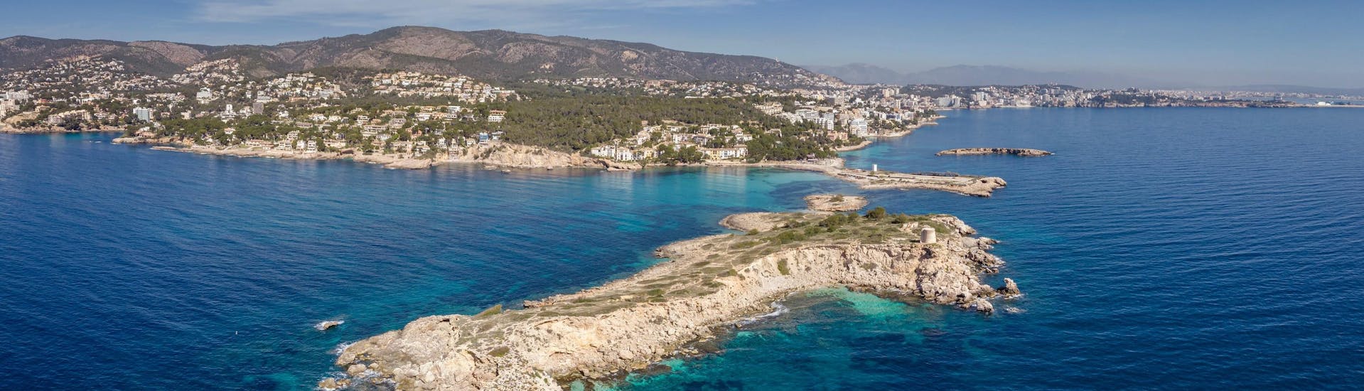 Uitzicht op het prachtige strand van Illetes, dat u kunt ontdekken tijdens een boottocht vanuit Palma de Mallorca.