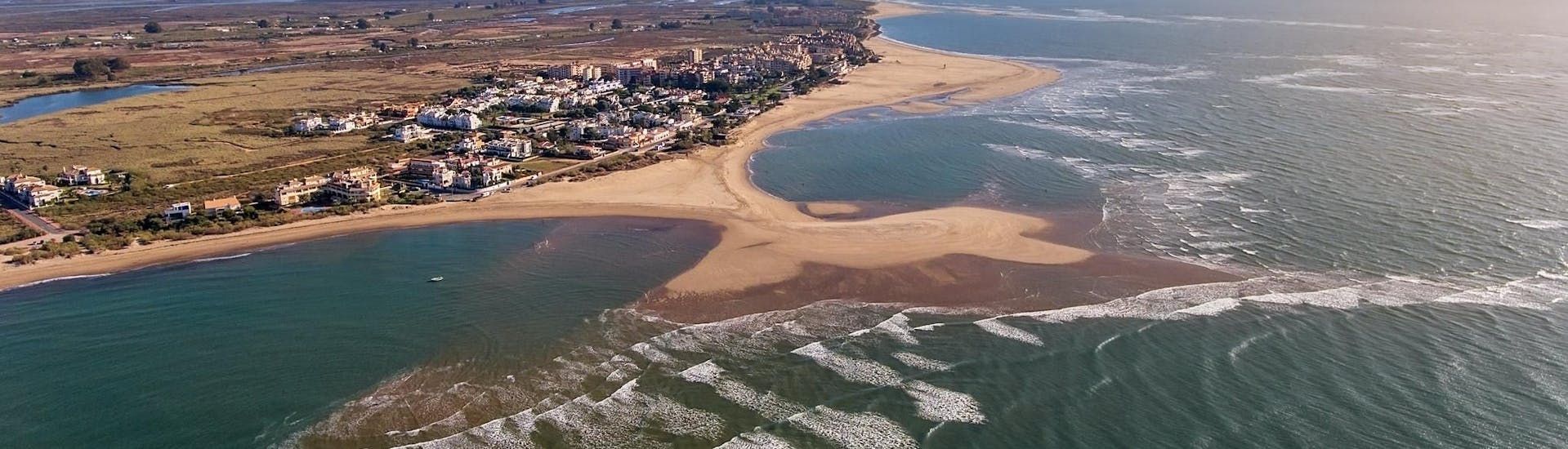 Vista aerea di Isla Canela, una splendida località a Huelva che si può scoprire con una moto d'acqua.