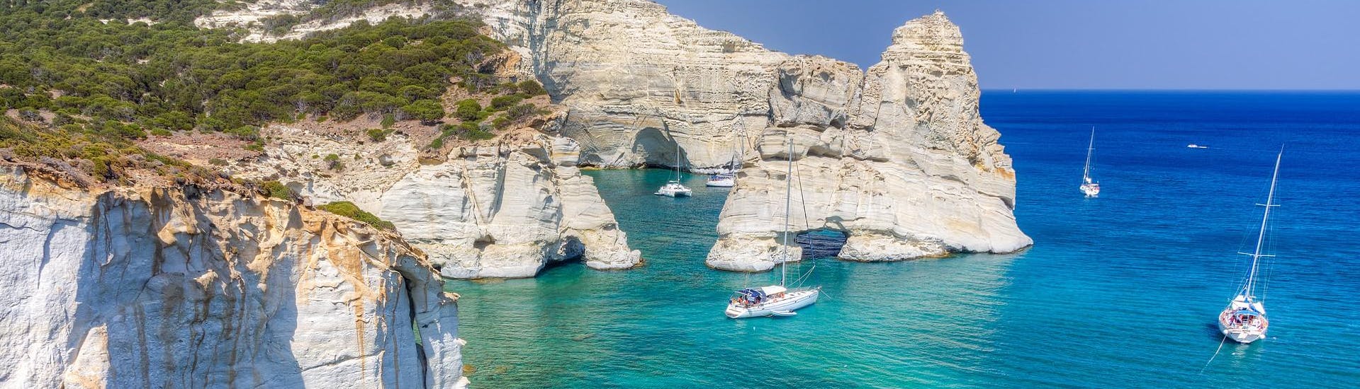 Le bellissime formazioni rocciose di Kleftiko, che potrete ammirare con una gita in barca a Milos.