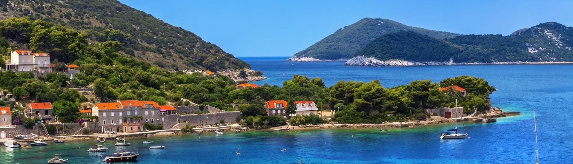 Bild der Insel Kolocep, die zu den Elaphiti-Inseln vor der Küste Dubrovniks gehört und ein beliebtes Ziel für Bootsausflüge ist.