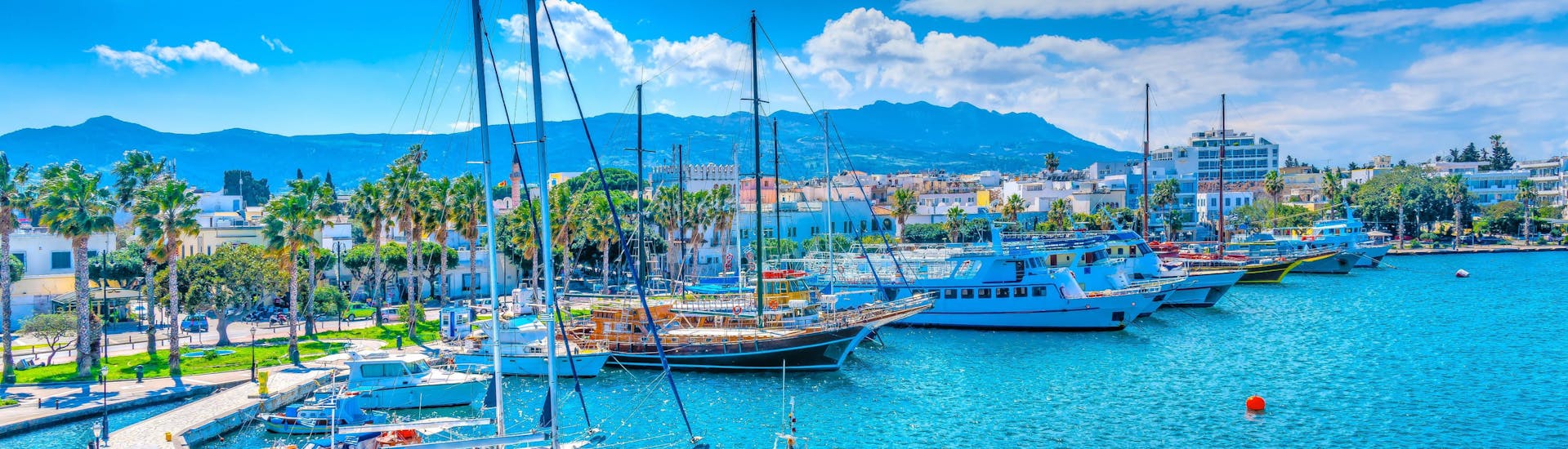 Bild des Hafens von Kos, Griechenland, einem beliebten Ziel für Bootsfahrten.