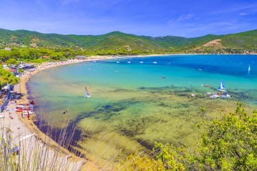 Blick auf einen Strand in Lacona, wo viele Bootstouren auf der Insel Elba beginnen.