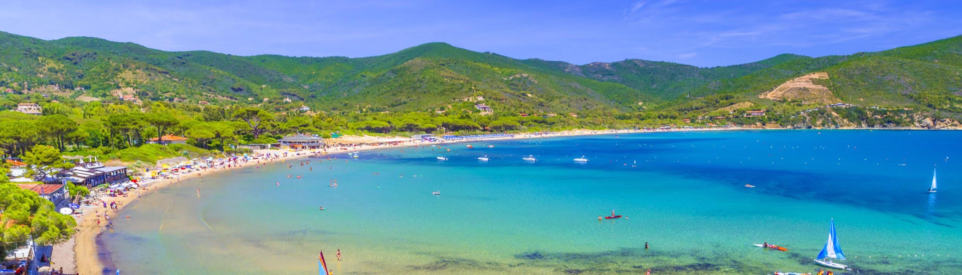 Blick auf einen Strand in Lacona, wo viele Bootstouren auf der Insel Elba beginnen.