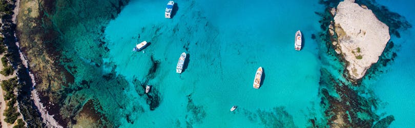 Vista aerea della laguna blu, una delle mete preferite delle gite in barca da Latchi.