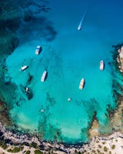 Vue aérienne du lagon bleu, une destination populaire des balades en bateau depuis Latchi.