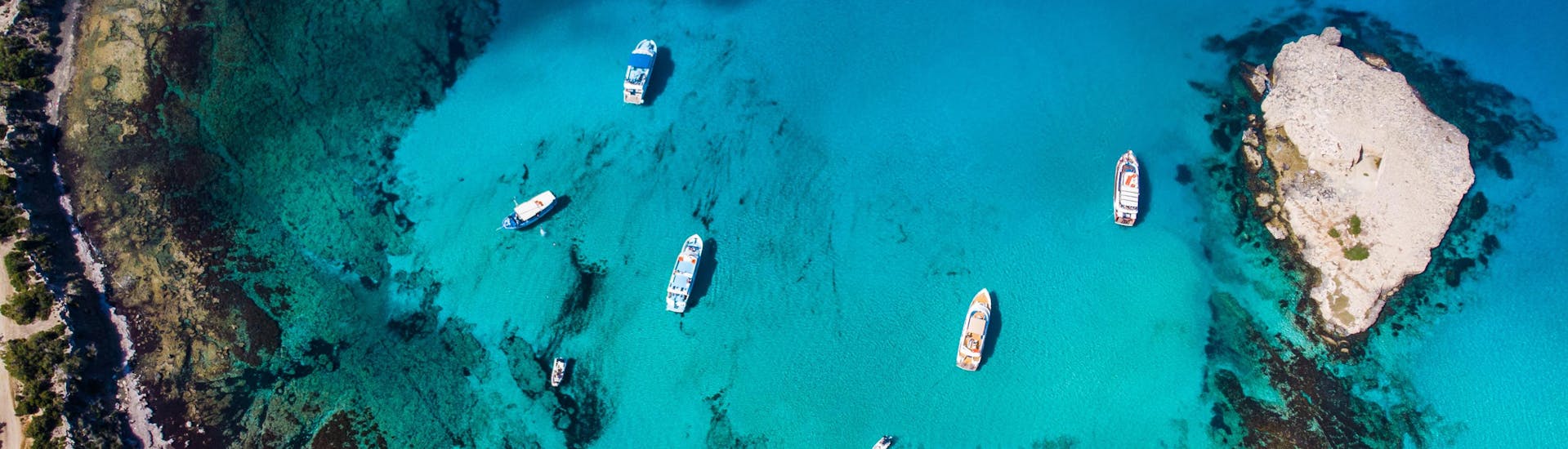 Luchtfoto van de blauwe lagune, een populaire bestemming van boottochten vanuit Latchi.
