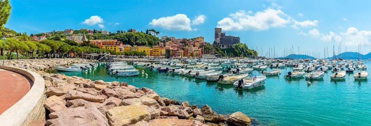 Blick auf die Stadt Lerici, ein schöner Ort für eine Bootstour in Ligurien, Italien.