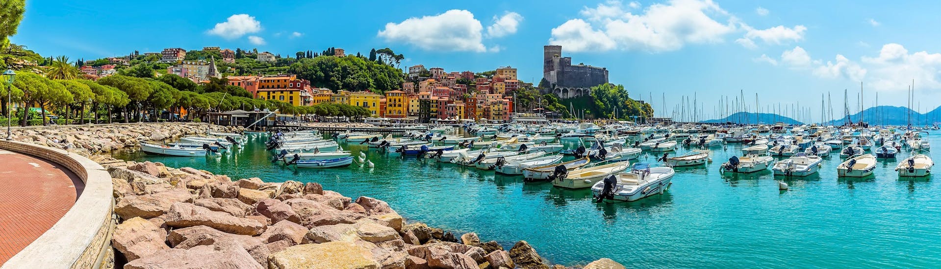 Vue sur la ville de Lerici, un endroit magnifique pour une promenade en bateau en Ligurie, Italie.