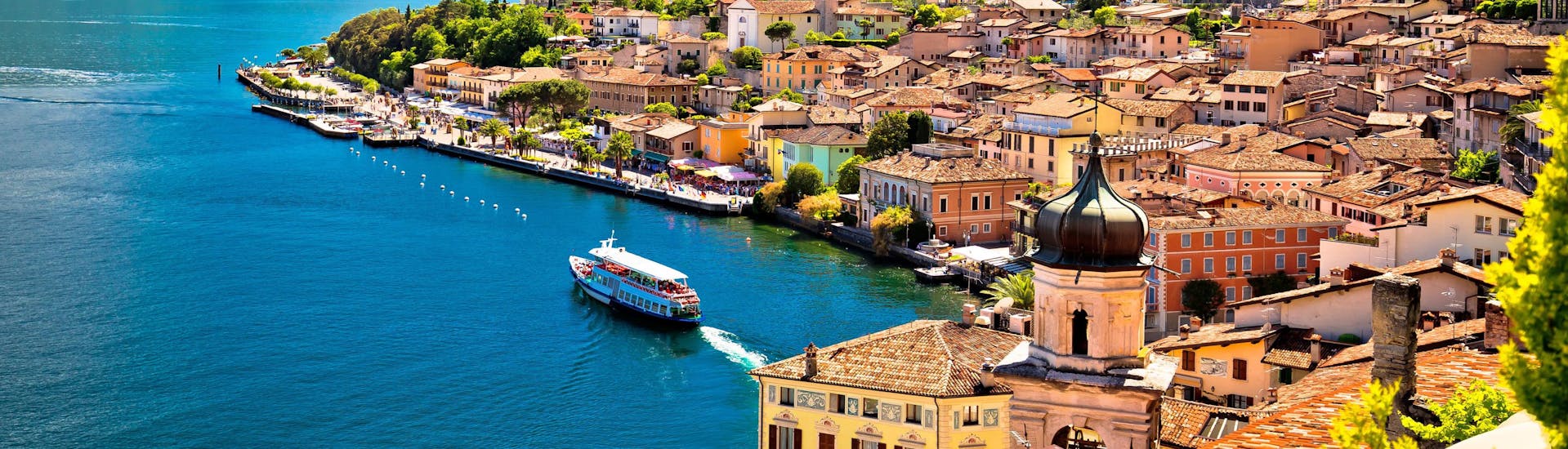Die Stadt Limone sul Garda am Gardasee, wo Sie online Bootsfahrten buchen können.