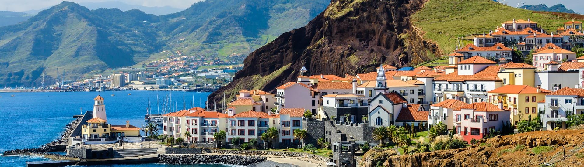 Vista sobre un pueblo de Madeira, una isla maravillosa que puedes descubrir con un paseo en barco.