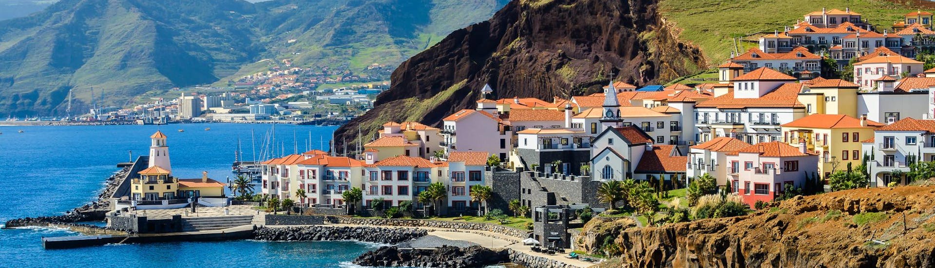 Vista sobre un pueblo de Madeira, una isla maravillosa que puedes descubrir con un paseo en barco.