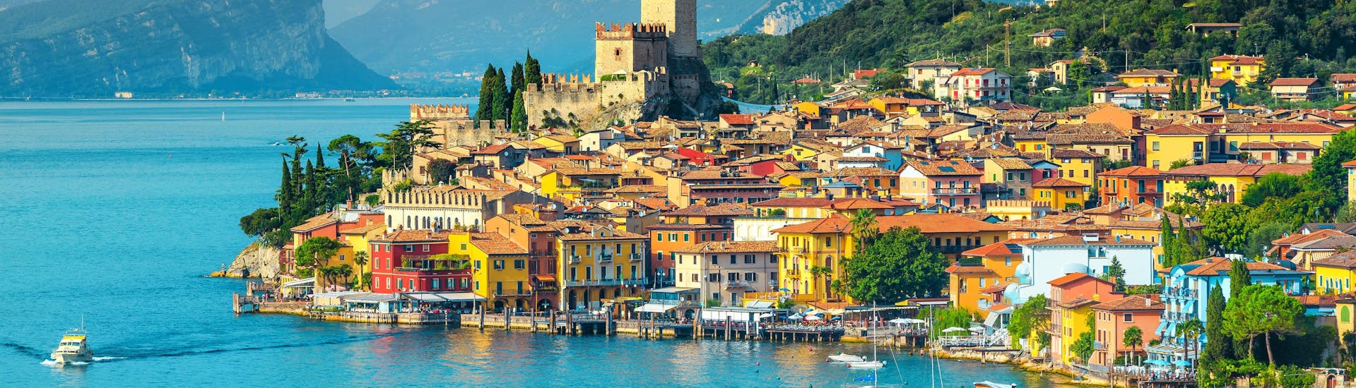 La ville de Malcesine, au bord du lac de Garde, en Italie, où l'on peut réserver en ligne des excursions en bateau.