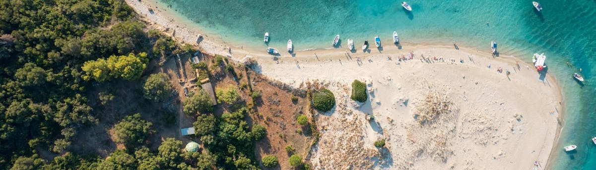 boat-trips-Marathonisi _SEM-Resort-Hero Blick auf den Strand von Marathonisi, ein wunderschöner Ort, den Sie bei einer Bootstour auf Zakynthos besuchen können.