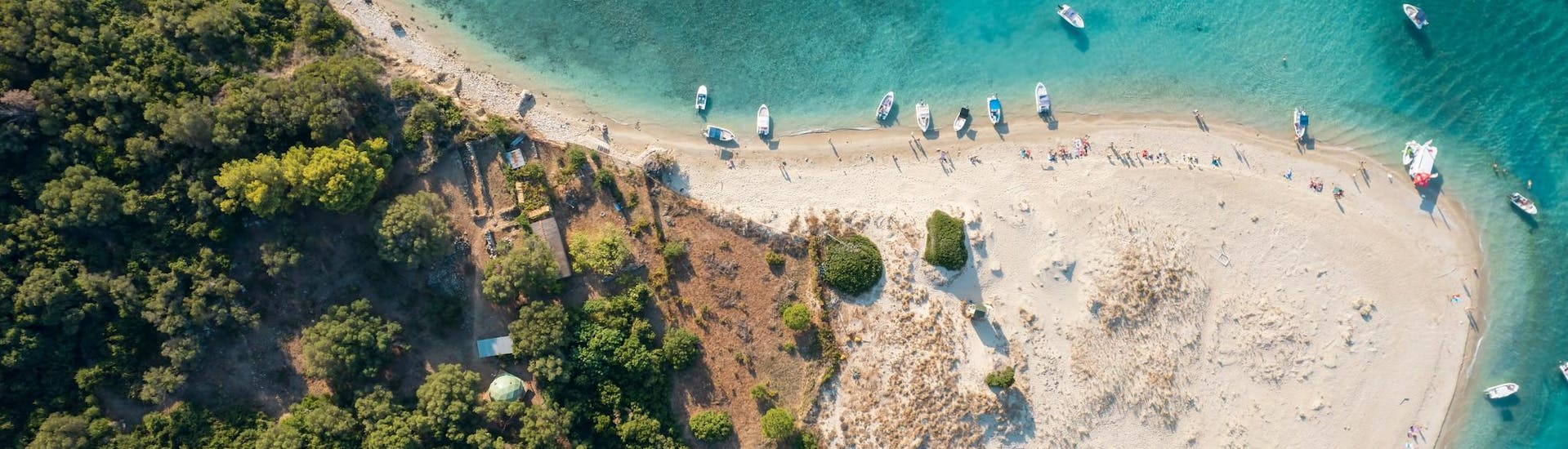 Uitzicht over het strand van Marathonisi, een prachtige locatie die je kunt bezoeken tijdens een boottocht op Zakynthos.