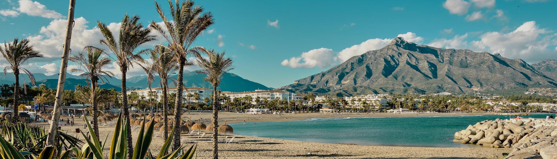 Blick auf den Strand von Marbella, Spanien, einem beliebten Urlaubsziel. 
