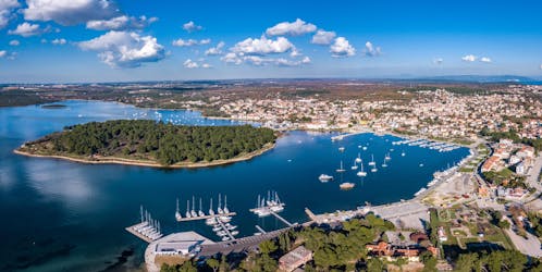 Vista del puerto y de la hermosa costa de Medulin, un destino popular para las excursiones en barco en Istria, Croacia.