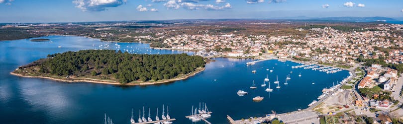 Vista del porto e della bella costa di Medulin, una destinazione popolare per le gite in barca in Istria, Croazia.