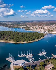 Vista del puerto y de la hermosa costa de Medulin, un destino popular para las excursiones en barco en Istria, Croacia.