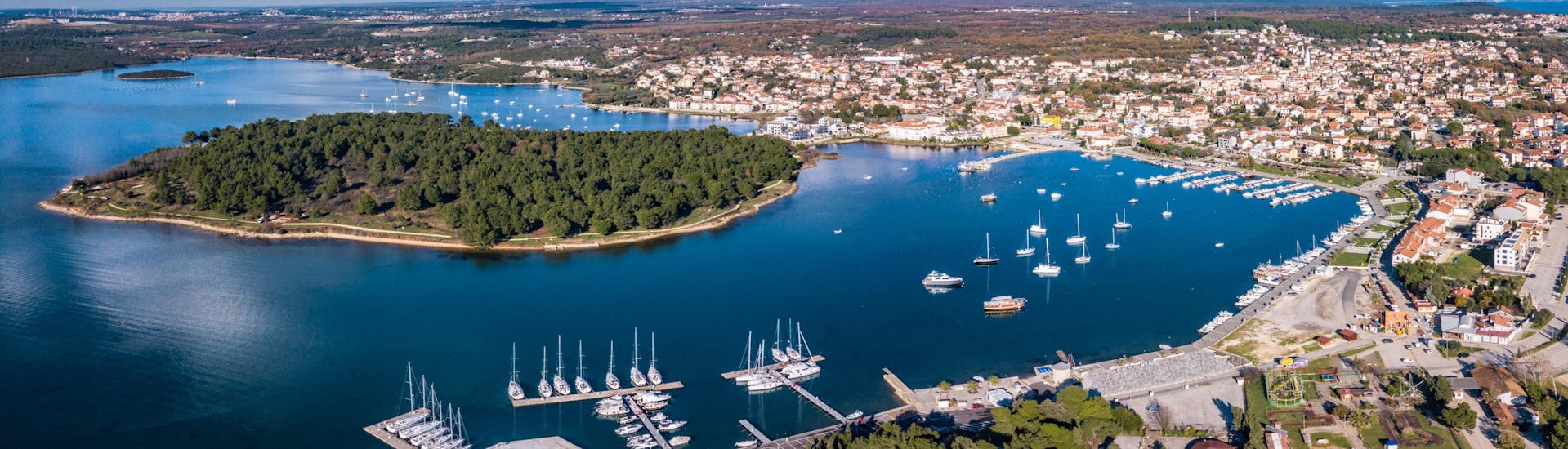 Uitzicht op de haven en de prachtige kust van Medulin, een populaire bestemming voor boottochten in Istrië, Kroatië.