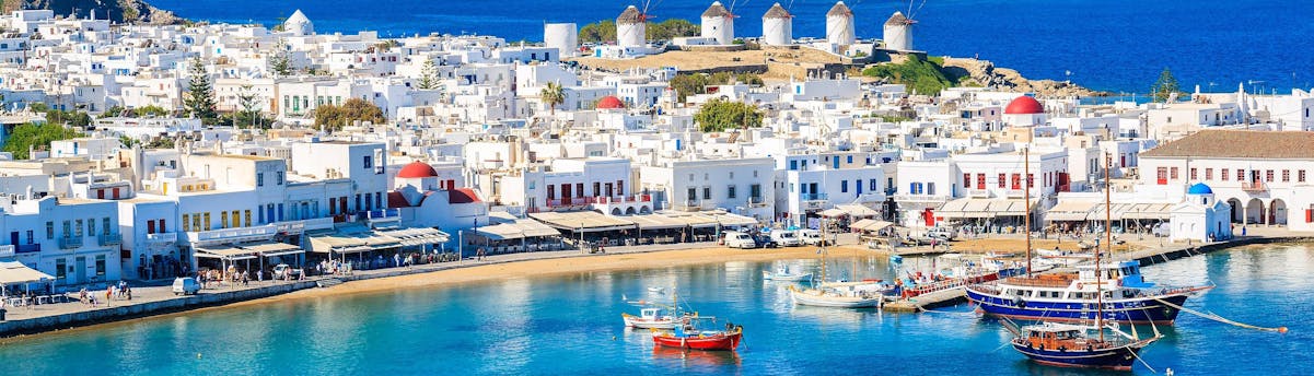 boat-trips-mykonos_SEM-Resort-Hero View of the picturesque port of Mykonos, a popular starting point for boat trips around the island of Mykonos.