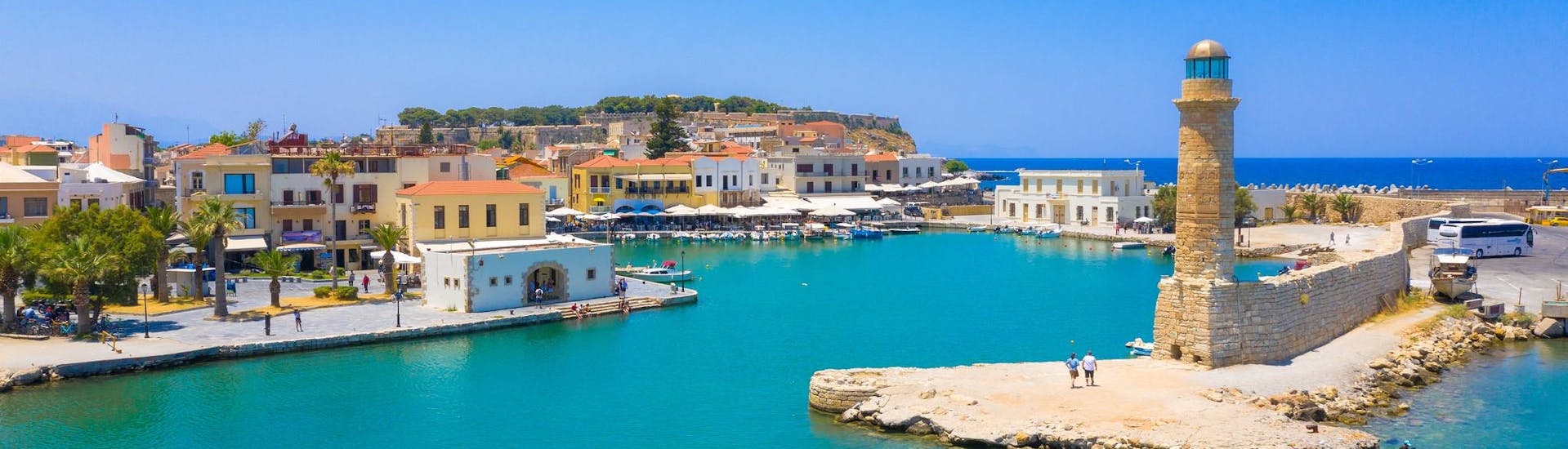 Blick auf den alten venezianischen Hafen von Rethymno, ein wunderbarer Ausgangspunkt für Bootsausflüge auf Kreta.