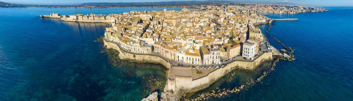 boat-trips-ortigia_SEM-Resort-Hero Blick auf die Insel Ortigia, Teil der schönen Stadt Syrakus, die Sie bei einer Bootsfahrt entdecken können.