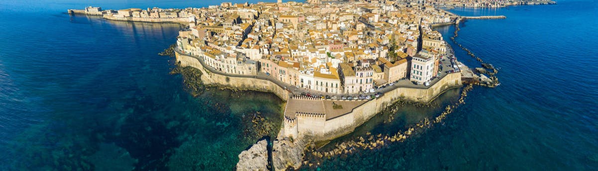 boat-trips-ortigia_SEM-Resort-Hero Blick auf die Insel Ortigia, Teil der schönen Stadt Syrakus, die Sie bei einer Bootsfahrt entdecken können.