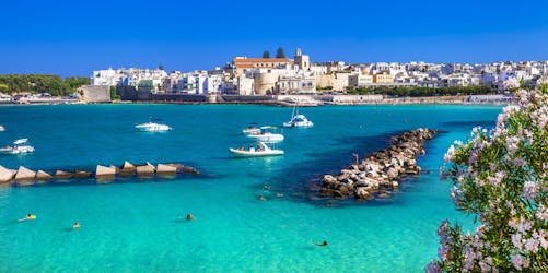 Die Stadt Otranto vom Meer aus gesehen, ein schöner Anblick, den man während einer Bootsfahrt genießen kann.