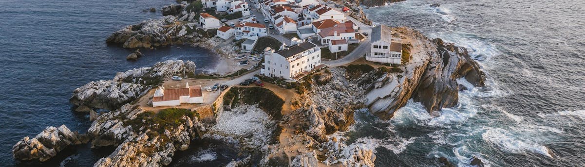 boat-trips-peniche_SEM-Resort-Hero Die felsige Halbinsel von Peniche, einem beliebten Ausgangspunkt für Bootstouren in der Region Centro in Portugal.