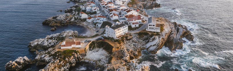 Die felsige Halbinsel von Peniche, einem beliebten Ausgangspunkt für Bootstouren in der Region Centro in Portugal.