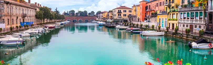 De stad Peschiera del Garda aan het Gardameer in Italië.