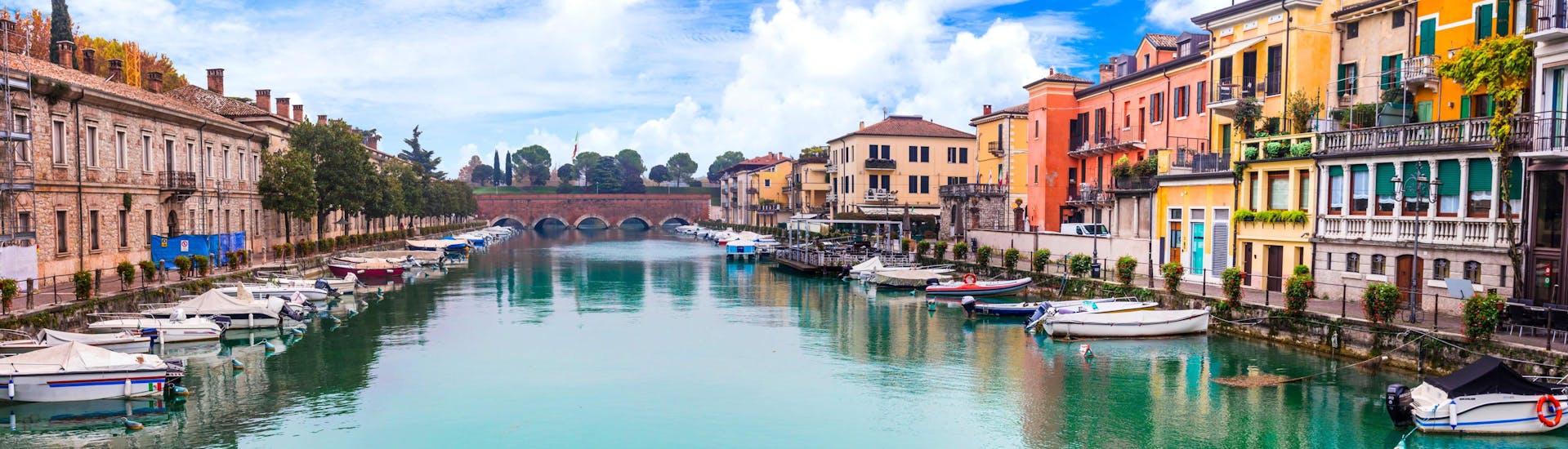 Die Stadt Peschiera del Garda am Gardasee in Italien.