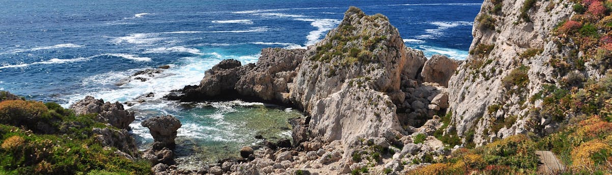 boat-trips-piscini-di-venere_SEM-Resort-Hero Vue du Piscini di Venere, également connu sous le nom de bassin de Vénus, une destination populaire pour les excursions en bateau en Sardaigne, en Italie.