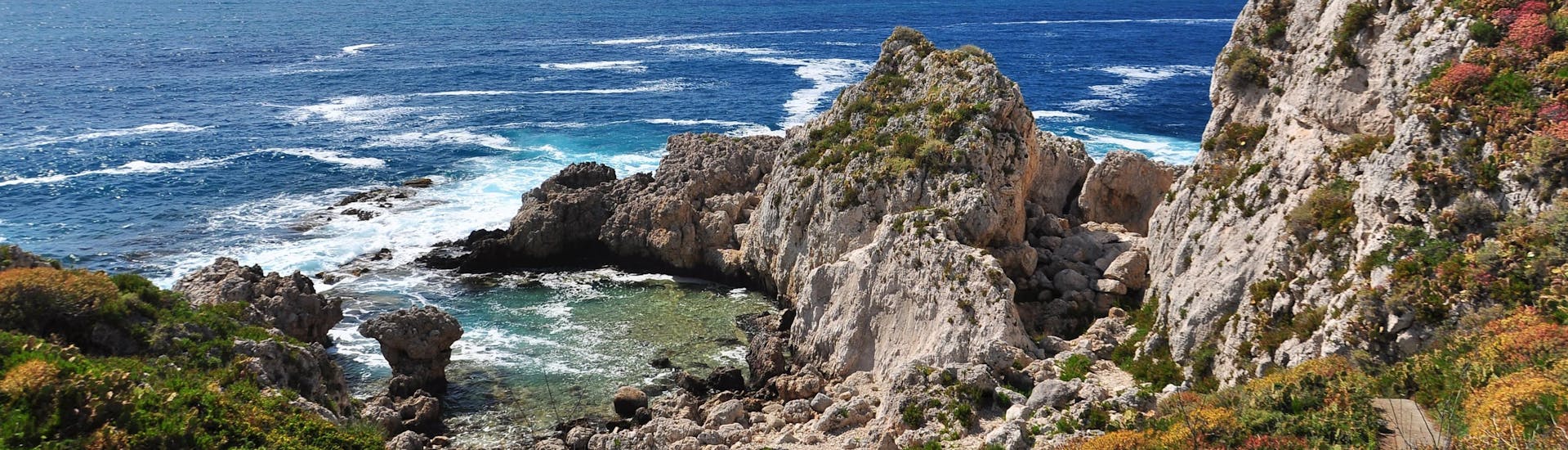 Blick auf die Piscini di Venere, auch bekannt als Venusbecken, ein beliebtes Ausflugsziel auf Sardinien, Italien. 