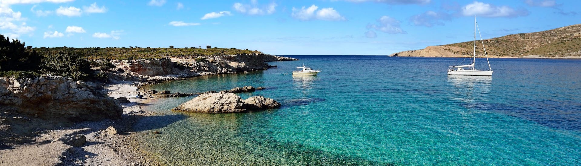 Blick auf das Inselchen Plati, das man mit einer Bootstour im Dodekanes erreichen kann.