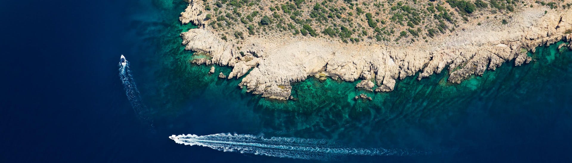 Vista aérea de la costa de Plavnik, uno de los destinos que puede visitar en un paseo en barco desde Krk.