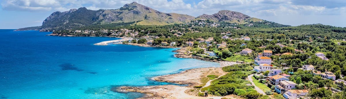 boat-trips-pollenca_SEM-Resort-Hero Uitzicht op Platja de San Pere, een prachtig strand in de baai van Pollença, dat je kunt verkennen tijdens de vele boottochten vanuit Pollença.
